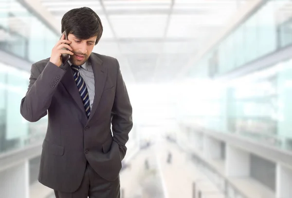 Glücklicher Geschäftsmann am Telefon, im Büro — Stockfoto