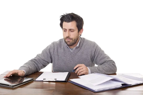 Nachdenklicher, lässiger Mann auf einem Schreibtisch, isoliert auf weißem Hintergrund — Stockfoto