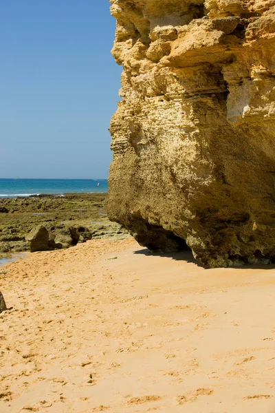 Krásná pláž na Albufeira, Algarve, jižně od Portugalska — Stock fotografie