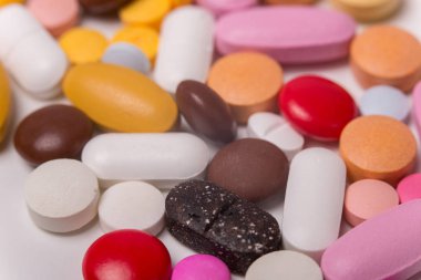 farklı tabletler haplar kapsül yığınları karışık terapi ilaçları