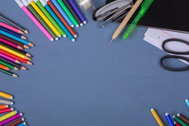 Mavi ahşap arka planda okul konseptine dönelim.