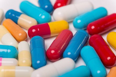 farklı tabletler haplar kapsül yığınları karışık terapi ilaçları