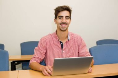 Casual genç öğrenci sınıfta