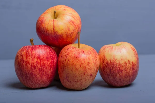 Apples on a blue wooden table, studio picture — Stock Photo, Image
