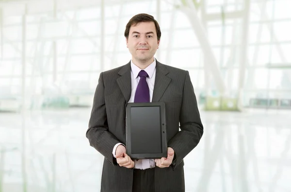 Businessman showing a tablet pc, at the office — Stock Photo, Image