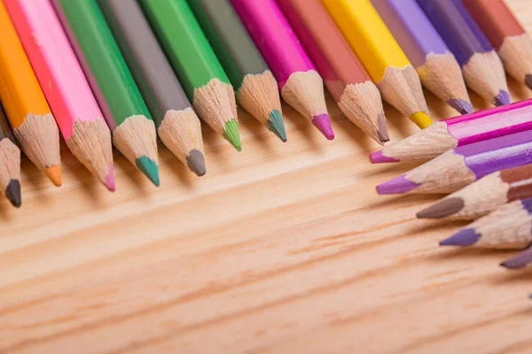 Lápis coloridos de madeira, sobre mesa de madeira — Fotografia de Stock