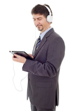 Tablet bilgisayar ve kulaklıklı iş adamı, izole