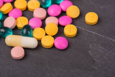 farklı tabletler haplar kapsül yığınları karışık terapi ilaçları