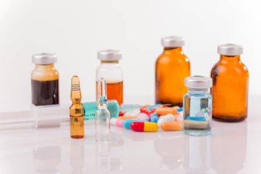 Beyaz arka planda farklı uyuşturucu türleri