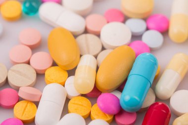 farklı tabletler haplar kapsül yığınları karışık terapi ilaçları