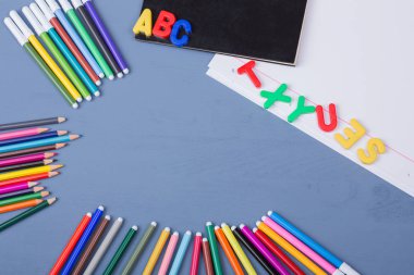 Mavi ahşap arka planda okul konseptine dönelim.