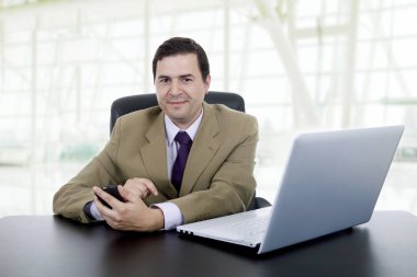 iş adamı ile çalışan dizüstü ofisinde olduğunu