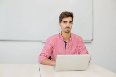 Sınıfta gelişigüzel bir genç öğrenci.