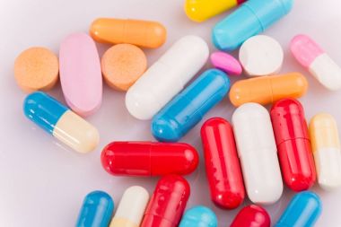 farklı tabletler haplar kapsül yığınları karışık terapi ilaçları