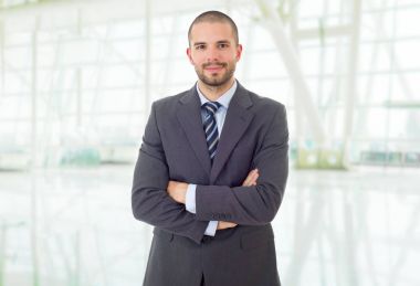 Ofisteki mutlu iş adamı portresi.