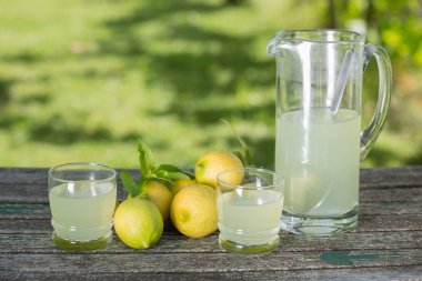 ahşap bir masa, sonbahar seti, açık üzerinde limon suyu