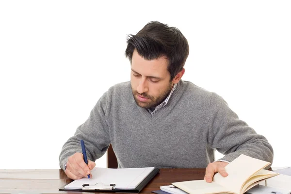 Fundersam casual mannen på ett skrivbord, isolerad på vit bakgrund — Stockfoto