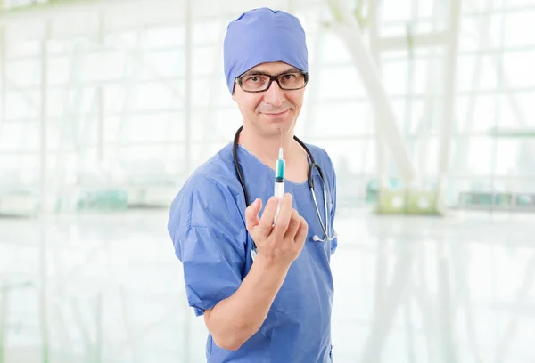 Arts met een spuit in het ziekenhuis — Stockfoto
