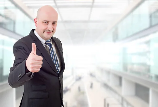 Glücklicher Geschäftsmann, der im Büro den Daumen nach oben hebt — Stockfoto