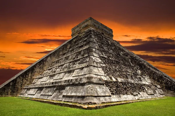 Antigua pirámide maya, Templo Kukulcan en Chichén Itzá —  Fotos de Stock