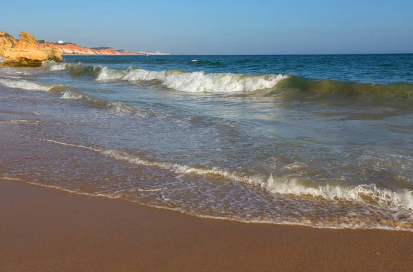 Bela praia em Albufeira, Algarve, a sul de portugal — Fotografia de Stock