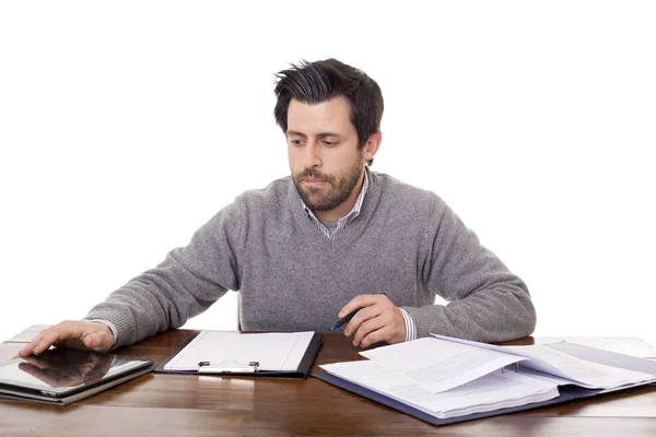 Nachdenklicher, lässiger Mann auf einem Schreibtisch, isoliert — Stockfoto