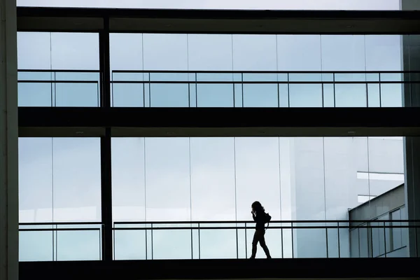 Geschäftsfrau in einem modernen Bürogebäude — Stockfoto