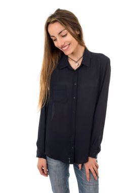 Genç, sıradan, güzel bir kadın, beyazlar içinde.