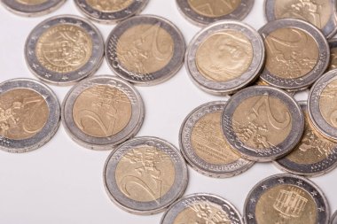 Avro paralarının büyük bir kısmının üst görünüm resmini kapat.