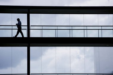 Bir modern ofis binası iç bir işadamı görünümünü siluet