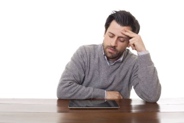 Masadaki adam tabletle çalışıyor, izole edilmiş.