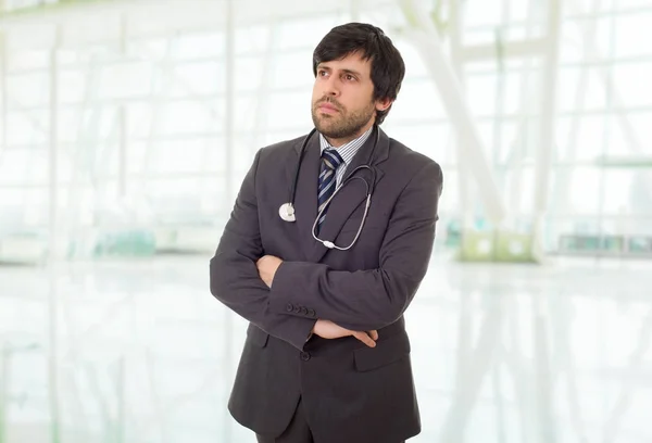 Manlig läkare tänker, på sjukhuset — Stockfoto