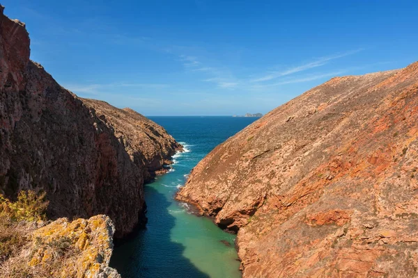 Berlenga 岛的悬崖和岩石的看法, 葡萄牙 — 图库照片