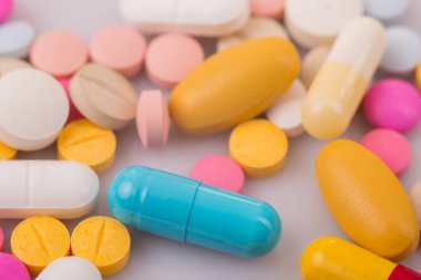 farklı tabletler haplar kapsül yığınları karışık terapi ilaçları