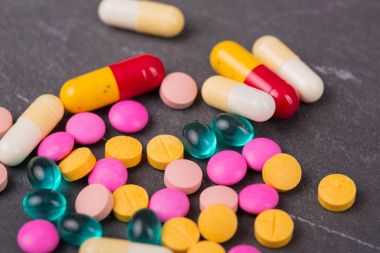 farklı tabletler haplar kapsül yığınları karışık terapi ilaçları