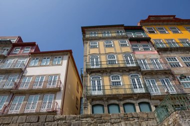 Ribeira bölgesinin tipik renkli binalar