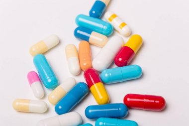farklı tabletler haplar kapsül yığınları karışık terapi ilaçları