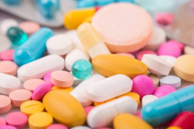 farklı tabletler haplar kapsül yığınları karışık terapi ilaçları