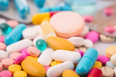 farklı tabletler haplar kapsül yığınları karışık terapi ilaçları