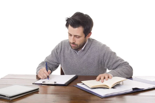 Nadenkend casual man op een bureau, geïsoleerd op witte achtergrond — Stockfoto