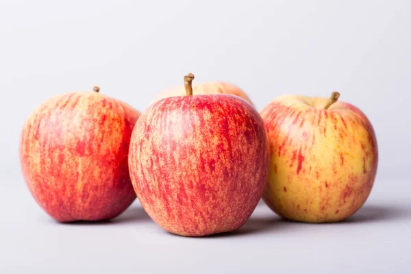 Manzanas sobre un fondo de madera blanca, imagen de estudio — Foto de Stock