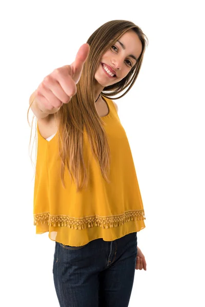 Young casual woman going thumbs up, isolated — Stock Photo, Image