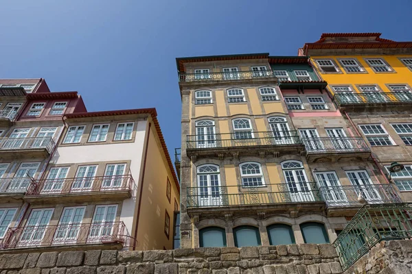 I tipici edifici colorati del quartiere di Ribeira — Foto Stock