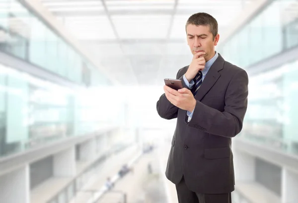 Besorgter Geschäftsmann am Telefon, im Büro — Stockfoto