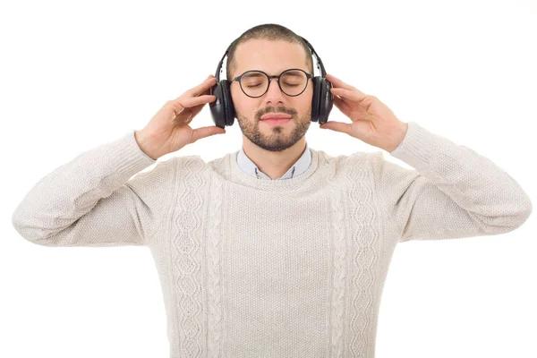 Jeune homme écoutant de la musique avec écouteurs, isolé — Photo