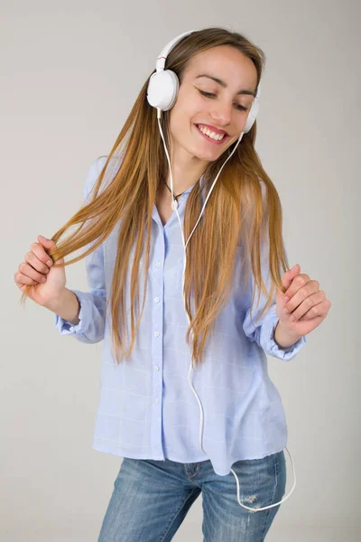 Mulher bonita ouvir música com fones de ouvido — Fotografia de Stock