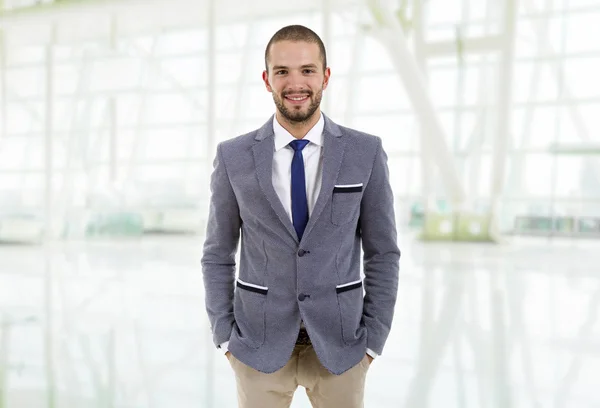 Glücklicher Geschäftsmann am Telefon, im Büro — Stockfoto