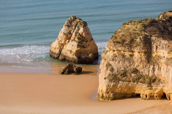Naturalne kamienie w Praia da Rocha, na wybrzeżu Algarve, Portugalia — Zdjęcie stockowe