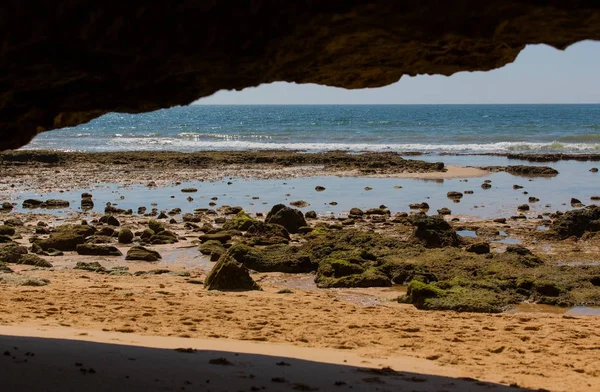 Krásná pláž na Albufeira, Algarve, jižně od Portugalska — Stock fotografie