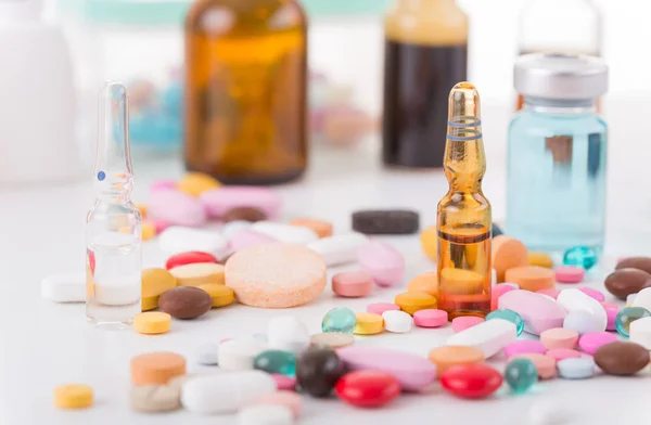 Píldoras diferentes tabletas cápsulas montón mezcla medicamentos de terapia —  Fotos de Stock